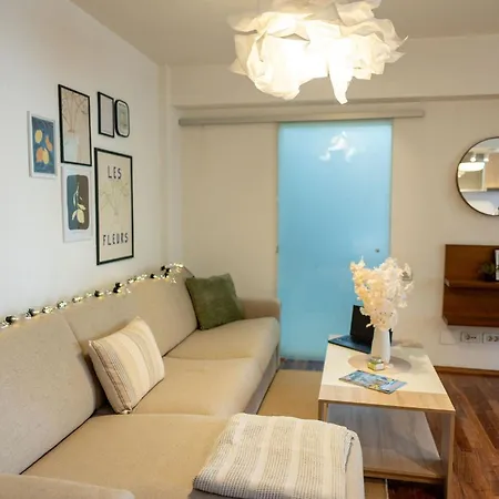 Ultracentral Retreat - Victory Square Views & Style