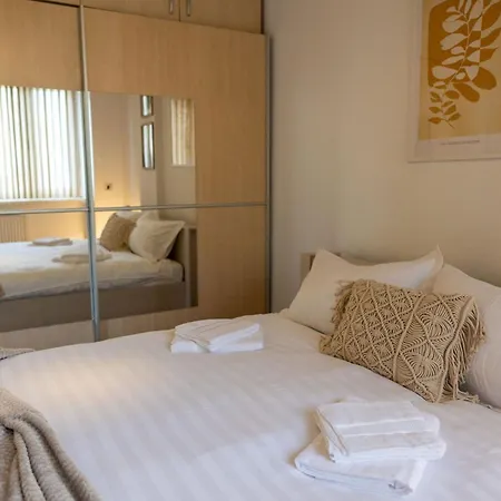 Apartment Ultracentral Retreat - Victory Square Views & Style *