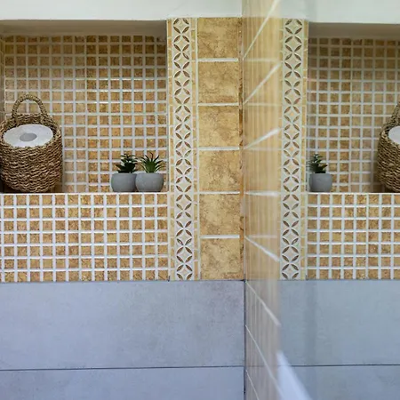 Ultracentral Retreat - Victory Square Views & Style شقة *