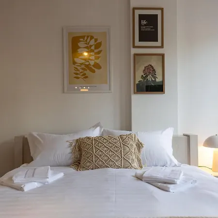 Ultracentral Retreat - Victory Square Views & Style