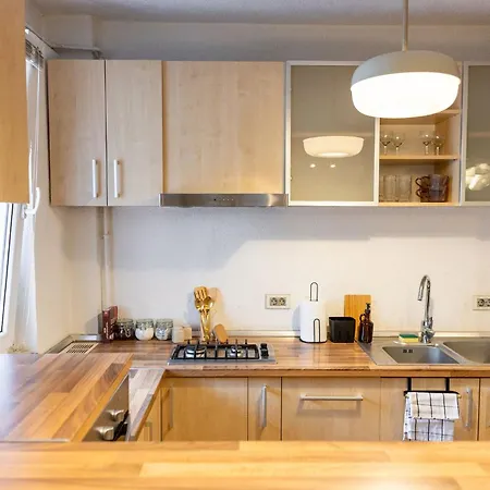 Ultracentral Retreat - Victory Square Views & Style *