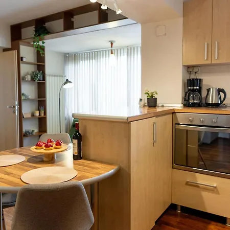 Ultracentral Retreat - Victory Square Views & Style