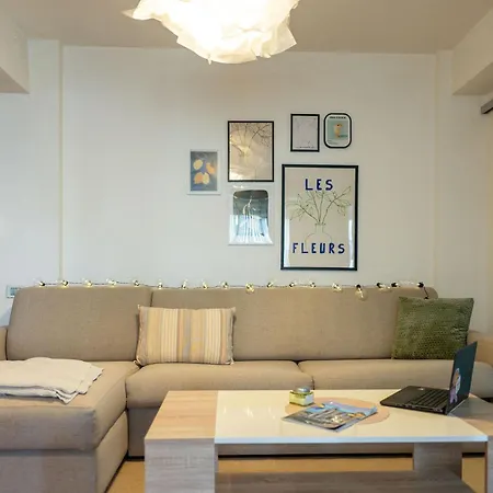 Ultracentral Retreat - Victory Square Views & Style Apartment *