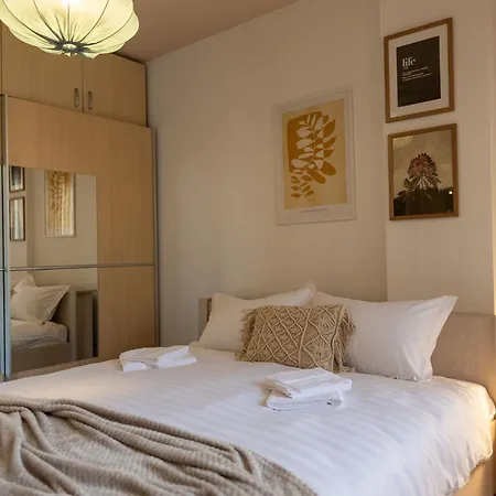 Ultracentral Retreat - Victory Square Views & Style