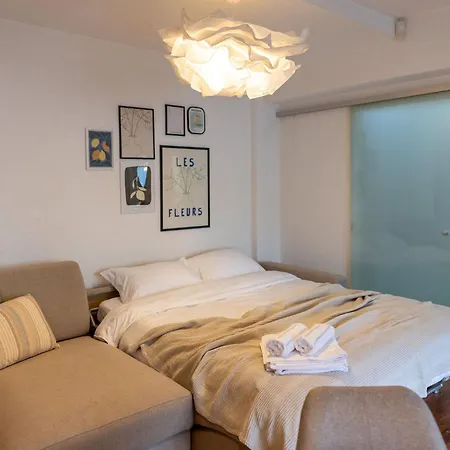 Ultracentral Retreat - Victory Square Views & Style Apartment *
