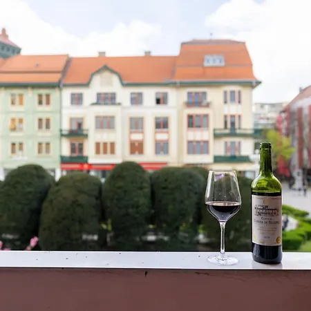 Ultracentral Retreat - Victory Square Views & Style Apartamento *