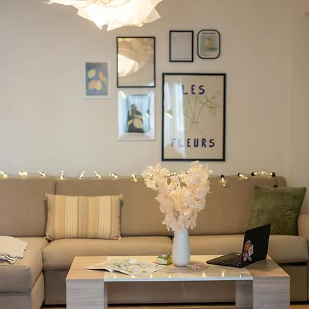 Ultracentral Retreat - Victory Square Views & Style *