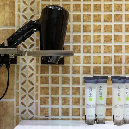 Ultracentral Retreat - Victory Square Views & Style Appartement