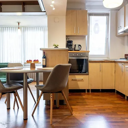 Ultracentral Retreat - Victory Square Views & Style Apartment *