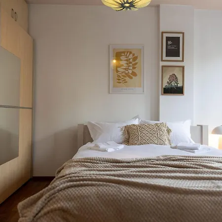 Apartment Ultracentral Retreat - Victory Square Views & Style