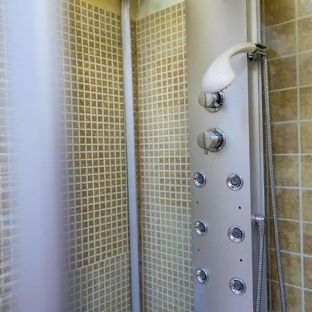 Ultracentral Retreat - Victory Square Views & Style Apartamento