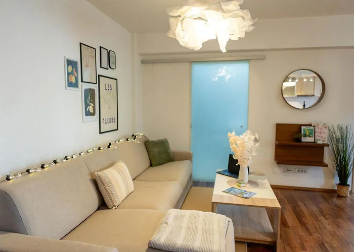 Ultracentral Retreat - Victory Square Views & Style