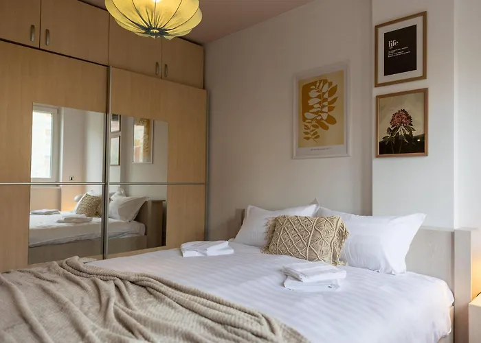 Ultracentral Retreat - Victory Square Views & Style *