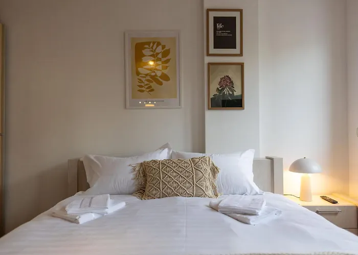 Ultracentral Retreat - Victory Square Views & Style