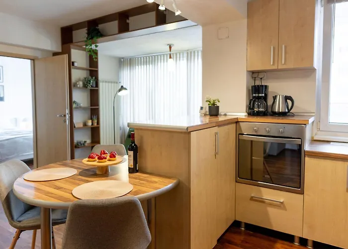 Ultracentral Retreat - Victory Square Views & Style