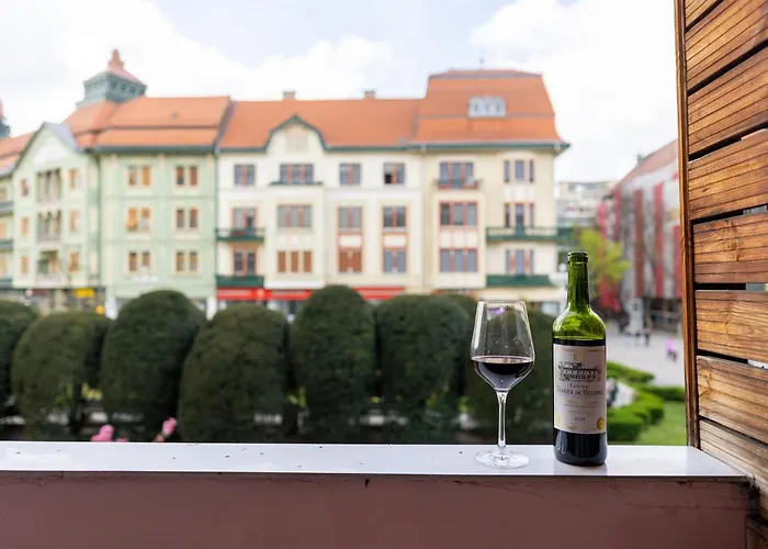 Ultracentral Retreat - Victory Square Views & Style Apartment *