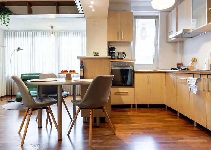 Ultracentral Retreat - Victory Square Views & Style Apartment *