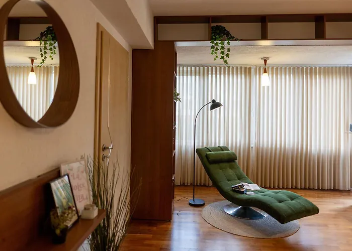 Ultracentral Retreat - Victory Square Views & Style *