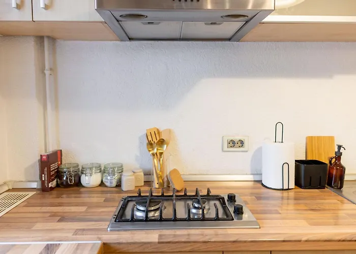 Ultracentral Retreat - Victory Square Views & Style Apartment *