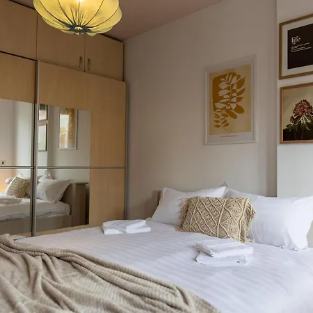 Ultracentral Retreat - Victory Square Views & Style *