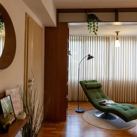 Ultracentral Retreat - Victory Square Views & Style *