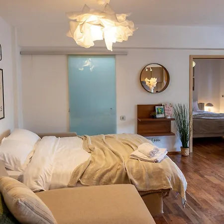 Ultracentral Retreat - Victory Square Views & Style