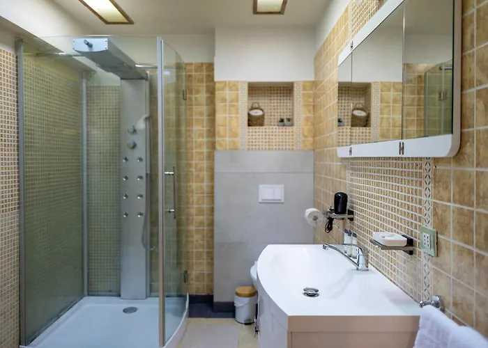 דירה Ultracentral Retreat - Victory Square Views & Style