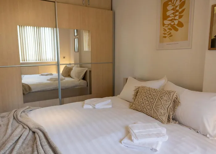 דירה Ultracentral Retreat - Victory Square Views & Style *