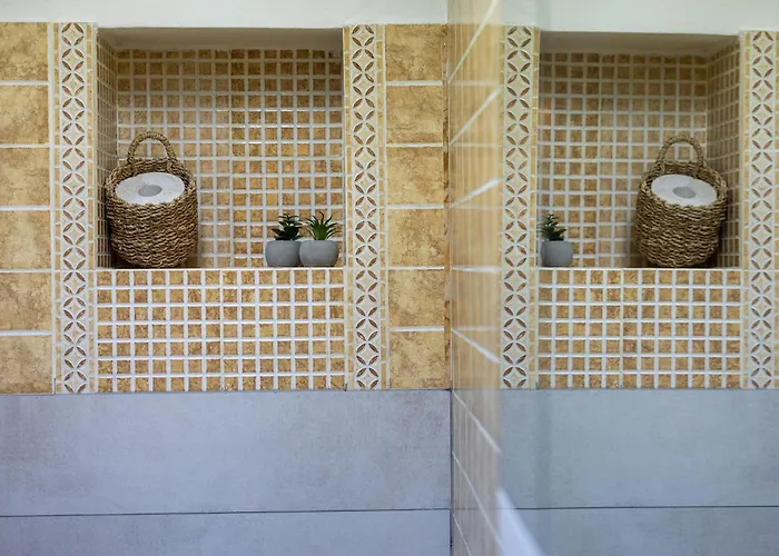 Ultracentral Retreat - Victory Square Views & Style דירה *