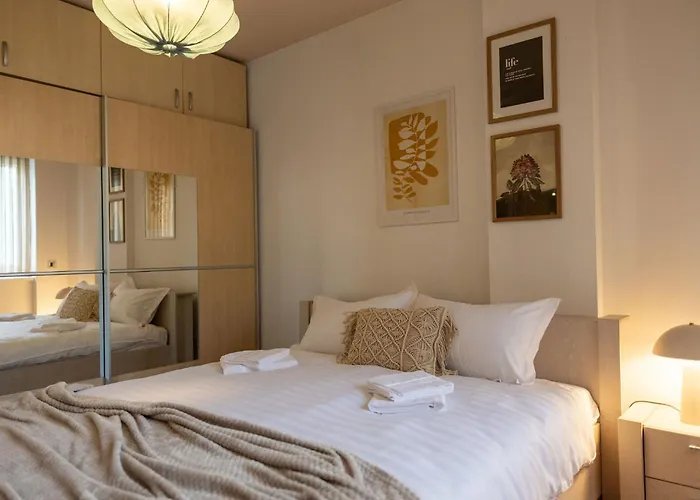 Ultracentral Retreat - Victory Square Views & Style