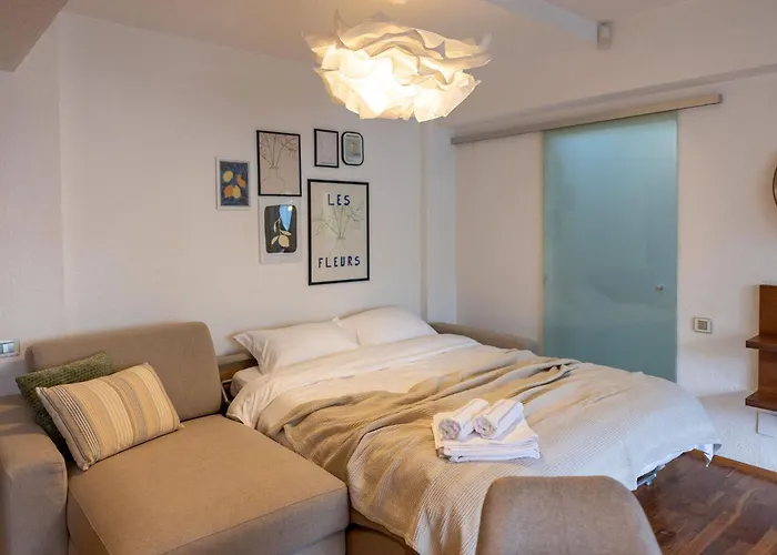 Ultracentral Retreat - Victory Square Views & Style דירה *