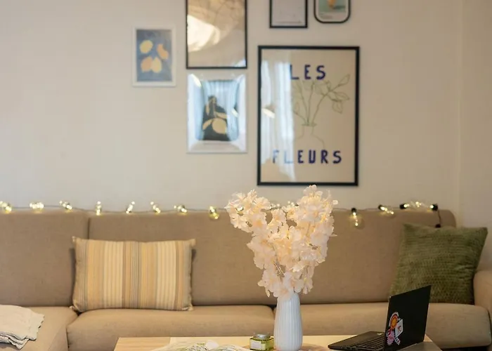 Ultracentral Retreat - Victory Square Views & Style *