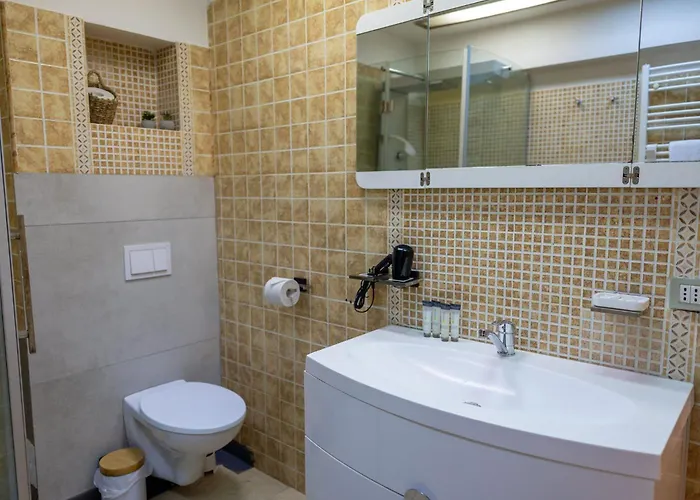 דירה Ultracentral Retreat - Victory Square Views & Style