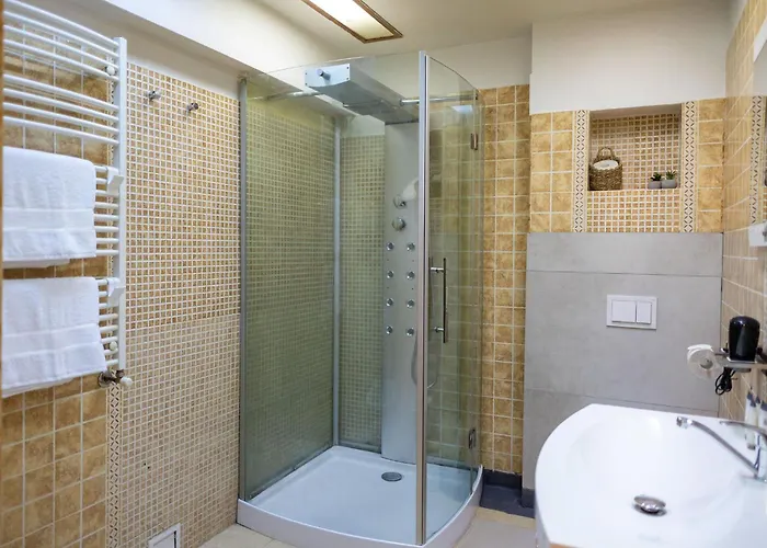 דירה Ultracentral Retreat - Victory Square Views & Style *