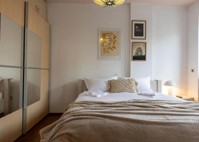 דירה Ultracentral Retreat - Victory Square Views & Style