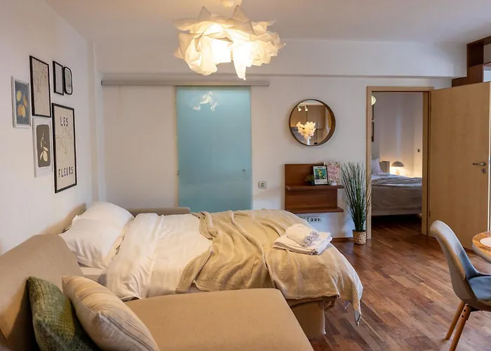 Ultracentral Retreat - Victory Square Views & Style