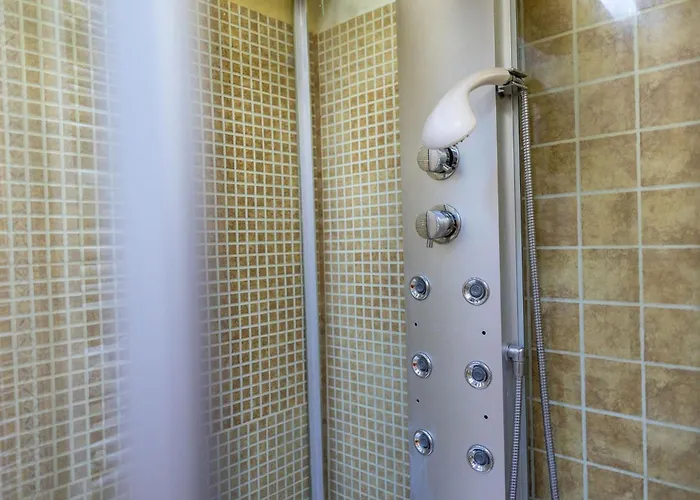 Ultracentral Retreat - Victory Square Views & Style דירה