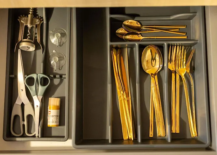 דירה Ultracentral Retreat - Victory Square Views & Style